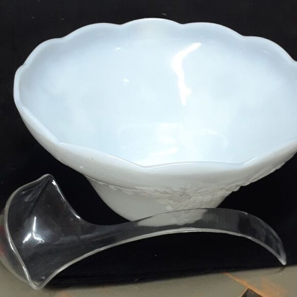 Vintage Mid-century Anchor Hocking Harvest Grape Milk Glass Punch bowl & ladle - Picture 2 of 6
